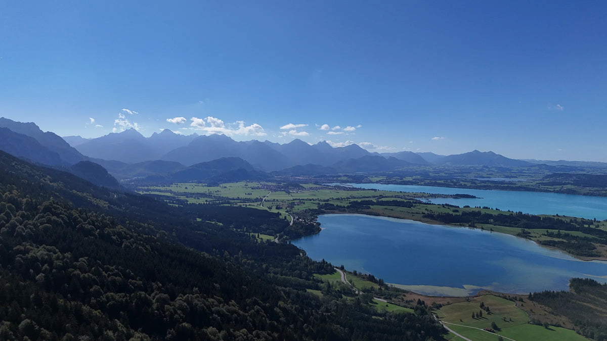 Blick über zwei Seen ins Voralpenland mit Bergkette